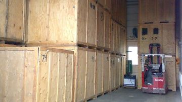 Magasinering där en truck står redo kring lagerboxar