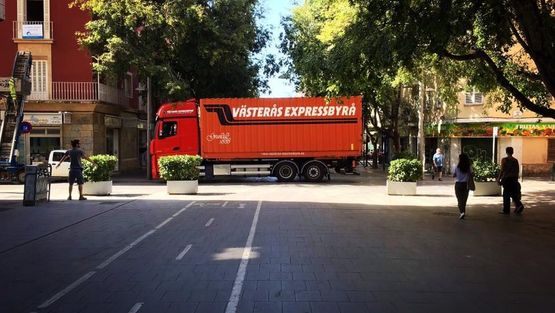 Västerås Expressbyrå Lastbil står på en gata och utför bohagsflytt